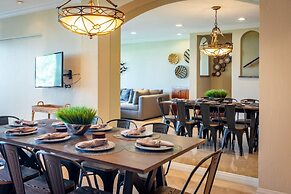 Exquisitely Adorned Luxury Unit Right on Flamingo Beach Sleeps 6
