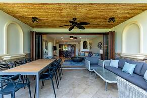 Exquisitely Adorned Luxury Unit Right on Flamingo Beach Sleeps 6