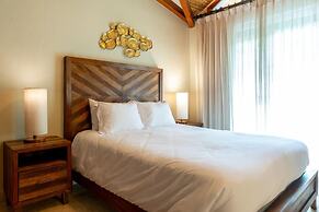 Exquisitely Adorned Luxury Unit Right on Flamingo Beach Sleeps 6