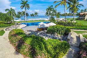 Exquisitely Adorned Luxury Unit Right on Flamingo Beach Sleeps 6