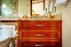 Exquisitely Adorned Luxury Unit Right on Flamingo Beach Sleeps 6