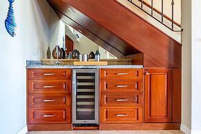 Exquisitely Adorned Luxury Unit Right on Flamingo Beach Sleeps 6