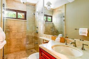 Exquisitely Adorned Luxury Unit Right on Flamingo Beach Sleeps 6