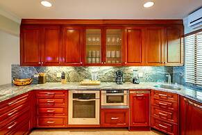 Exquisitely Adorned Luxury Unit Right on Flamingo Beach Sleeps 6