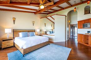 Exquisitely Adorned Luxury Unit Right on Flamingo Beach Sleeps 6