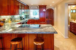 Exquisitely Adorned Luxury Unit Right on Flamingo Beach Sleeps 6