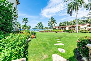 Exquisitely Adorned Luxury Unit Right on Flamingo Beach Sleeps 6