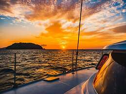 Exquisitely Adorned Luxury Unit Right on Flamingo Beach Sleeps 6