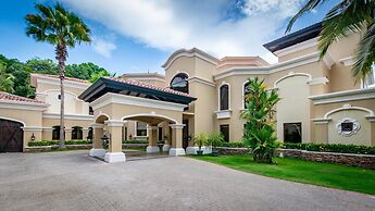 Stunning beachfront Flamingo mansion with incomparable ocean setting