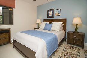 Impressively Designed 3rd-floor Space Overlooking Pool in Coco