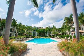 Impressively Designed 3rd-floor Space Overlooking Pool in Coco