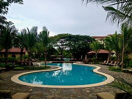 Impressively Designed 3rd-floor Space Overlooking Pool in Coco