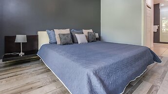 3rd-floor Space, Modern Decor, Recently Renovated, Overlooking Pool