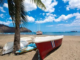 3rd-floor Space, Modern Decor, Recently Renovated, Overlooking Pool