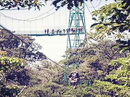 3rd-floor Space, Modern Decor, Recently Renovated, Overlooking Pool
