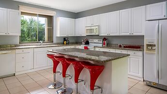 3rd-floor Space, Modern Decor, Recently Renovated, Overlooking Pool