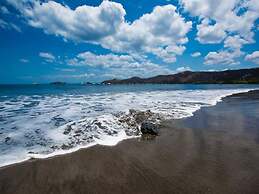 3rd-floor Space, Modern Decor, Recently Renovated, Overlooking Pool