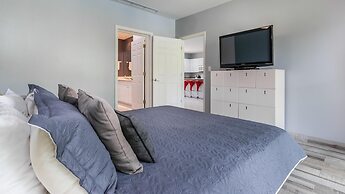 3rd-floor Space, Modern Decor, Recently Renovated, Overlooking Pool