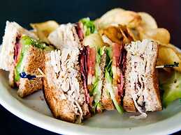 3rd-floor Space, Modern Decor, Recently Renovated, Overlooking Pool