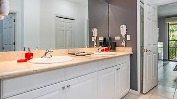 3rd-floor Space, Modern Decor, Recently Renovated, Overlooking Pool