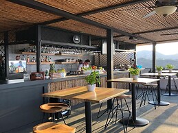 3rd-floor Space, Modern Decor, Recently Renovated, Overlooking Pool