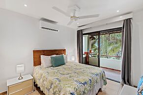 Colorful, Classy, Modern Split-level Near Beach With Pool