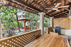 Colorful, Classy, Modern Split-level Near Beach With Pool