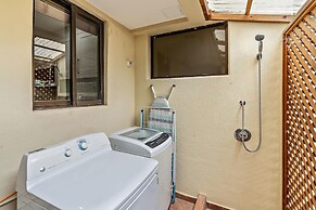 Colorful, Classy, Modern Split-level Near Beach With Pool