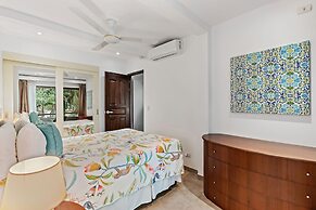 Colorful, Classy, Modern Split-level Near Beach With Pool