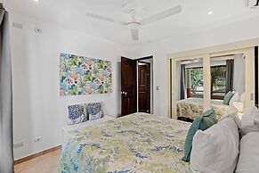 Colorful, Classy, Modern Split-level Near Beach With Pool