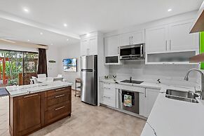 Colorful, Classy, Modern Split-level Near Beach With Pool