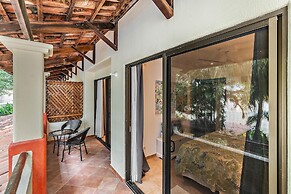 Colorful, Classy, Modern Split-level Near Beach With Pool