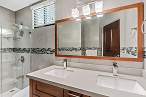 Colorful, Classy, Modern Split-level Near Beach With Pool