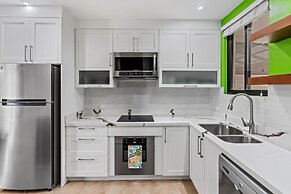 Colorful, Classy, Modern Split-level Near Beach With Pool