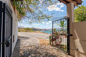 Luxury Flamingo villa with outdoor bar - pool and magnificent views