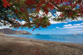 Nicely Decorated 3rd-floor Beauty With Pool-view Balcony in Coco