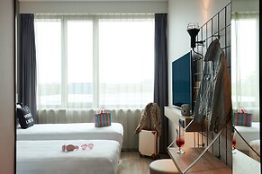 Moxy Amsterdam Schiphol Airport
