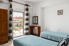 Dora Pool Studios by Konnect, 150m from the Beach