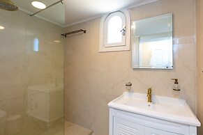 Pinelopi Beach Suites