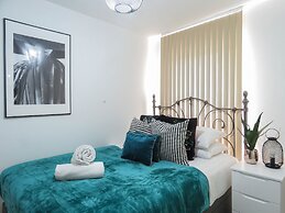 Tudors eSuites Apartment with 4 Beds