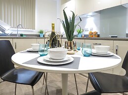 Tudors eSuites Apartment with 4 Beds