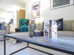 Tudors eSuites Apartment with 4 Beds