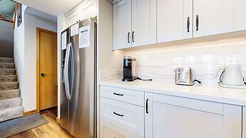 Snowcreek V 890 Pet-Friendly, Private Washer Dryer, Mountain Views by 