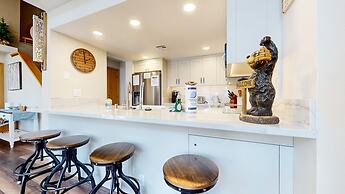 Snowcreek V 890 Pet-Friendly, Private Washer Dryer, Mountain Views by 