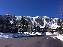 Snowcreek V 890 Pet-Friendly, Private Washer Dryer, Mountain Views by 