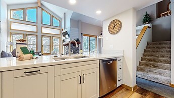 Snowcreek V 890 Pet-Friendly, Private Washer Dryer, Mountain Views by 