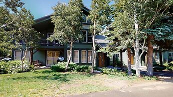 Snowcreek V 890 Pet-Friendly, Private Washer Dryer, Mountain Views by 