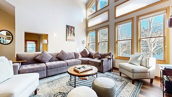 Snowcreek V 890 Pet-Friendly, Private Washer Dryer, Mountain Views by 