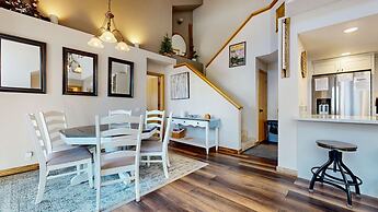 Snowcreek V 890 Pet-Friendly, Private Washer Dryer, Mountain Views by 