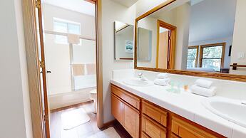 Snowcreek V 890 Pet-Friendly, Private Washer Dryer, Mountain Views by 